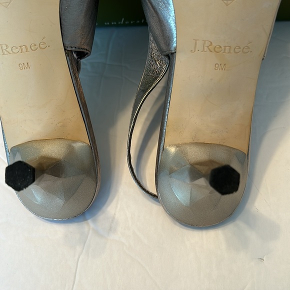 Free matching clutch! J. Renee silver metallic pumps. Size 9M - Picture 5 of 11